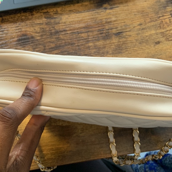 CREAM CROSSBODY PURSE W/ GOLD STRAP! - Picture 5 of 7